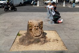 Belleville;-Bench;-Boulevard-de-Belleville;-Boulevard-de-la-Villette;-Carved-face;-City-street-corner;-Felled-tree;-France;-Kaleidos;-Kaleidos-images;-La-parole-à-limage;-Paris;-Paris-19th-arrondissement;-Scooter;-Stories-Pictures;-Tarek-Charara;-Tree-stump;-Wood-carving